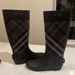 Burberry boots size 38